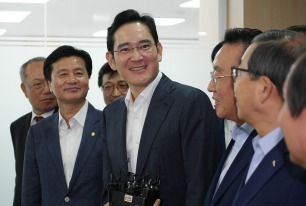 Lee Jae-yong (middle), the only son of a bedridden Samsung Chairman Lee Kun-hee, effectively controls the company but has yet to seat on the board of directors at the company. His business school peer, Paul Jobin, now a professor in France, asks him to sincerely negotiate with SHARPS. Source: SamsungTomorrow.com